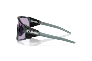 Side view Oakley LATCH PANEL (OO9404 - 940413)